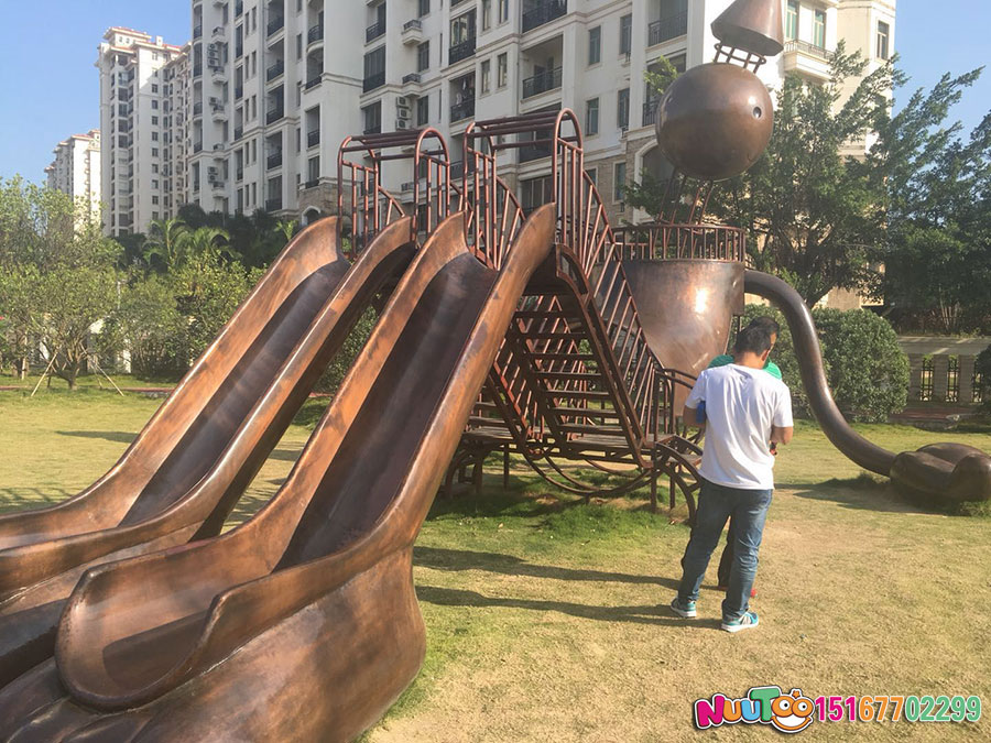 如何降低戶外滑梯的危險(xiǎn)系數(shù)？有以下三個(gè)方面